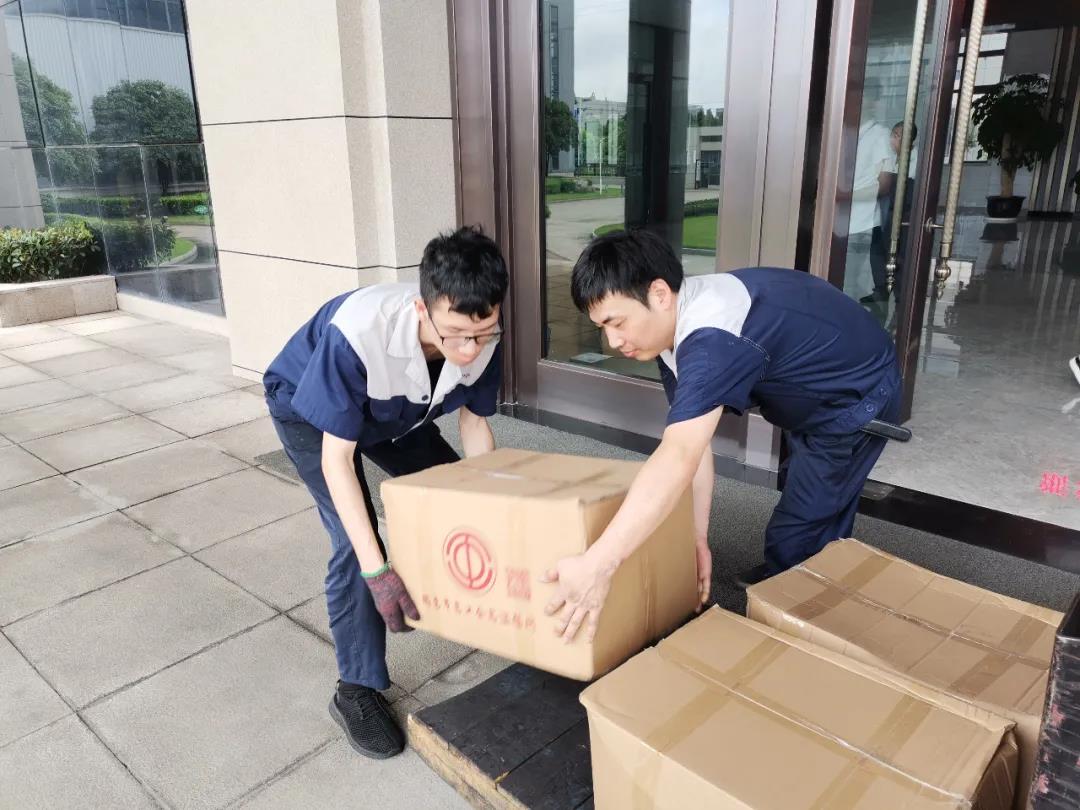 “夏日送清涼”，通力向生產一線員工分發(fā)市總工會夏日慰問品